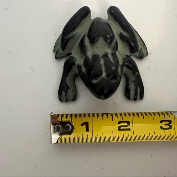 Vintage Virginia Metalcrafters Cast Iron 3” Frog Paperweight - Picture 8 of 10